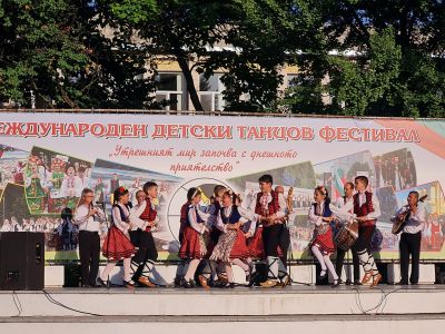 ДФФ,,Добруджанче'' с участие в МДТФ,,Утрешния мир започва с днешното приятелство'' 4
