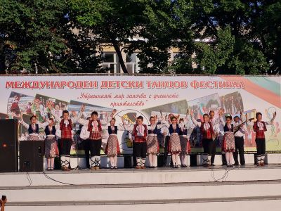 ДФФ,,Добруджанче'' с участие в МДТФ,,Утрешния мир започва с днешното приятелство'' 5