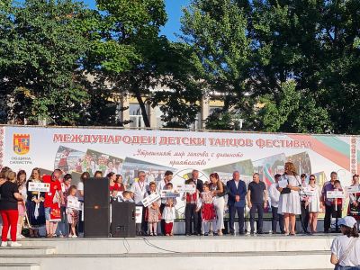 ДФФ,,Добруджанче'' с участие в МДТФ,,Утрешния мир започва с днешното приятелство'' 9
